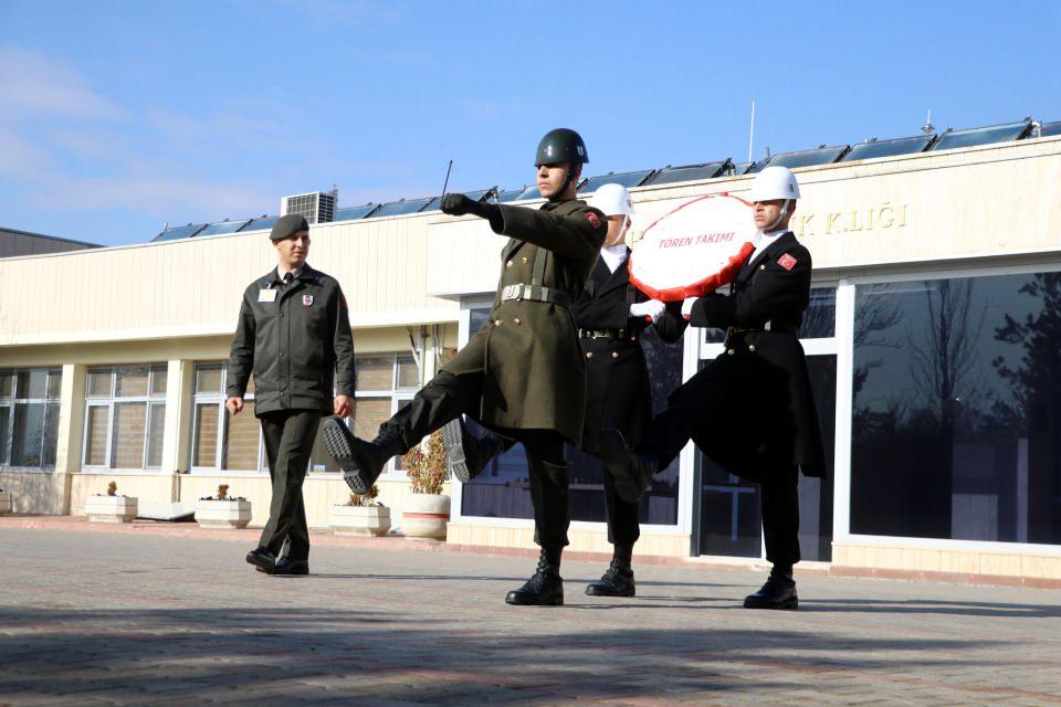 <p>Saygı nöbetçilerimizin eğitim süresi, tören takımına seçildikten sonra seçim aşamasından terhis olacakları güne kadar eğitimleri sürekli devam ediyor. </p>
