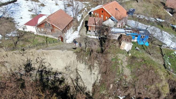 <p>“Yol ve ağaçlar, 30 metre aşağıya indi”</p>
<p>Yolun göçtüğünü ve ağaçların da heyelan sebebiyle 30 metre aşağıya indiğini belirten Halit Öztürk de, “Bu yoldan bizler gelip geçiyorduk. Yağışlara bu yol dayanamadı.</p>
