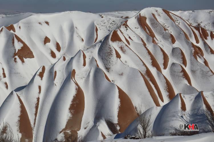 <p>Türkiye’nin önemli turizm merkezlerinden Kapadokya bölgesinde dün yağan kar yağışının ardından peribacaları beyaza büründü. </p>
