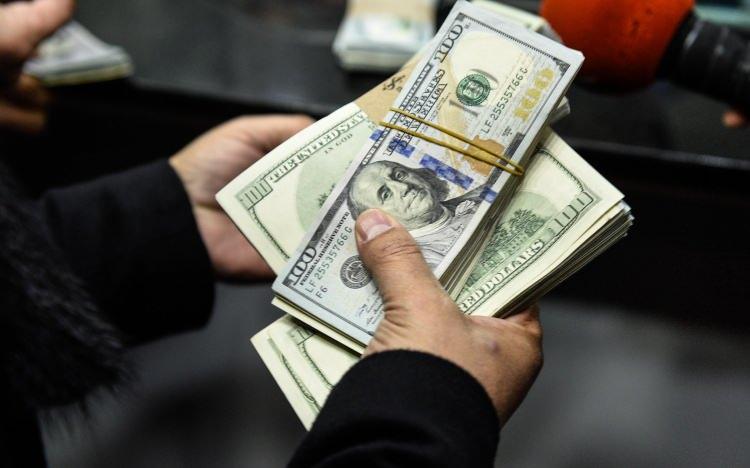 <p><strong>13.8 MİLYAR DOLAR ÇÖZÜLDÜ</strong></p>

<p>Kur korumalı mevduat ilk olarak bireysel yatırımcılara yönelik uygulandı. 24 Aralık’ta 146 milyar dolar olan bireysellerin döviz hesapları, yeni ürün açıklaması sonrası 1 haftada azalmak yerine 147 milyar dolara çıktı. Ancak kurumların da sisteme dahil edilmesi döviz hesaplarında çözülmeyi hızlandırdı. </p>
