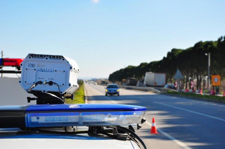 <p>Manisa İl Jandarma Komutan Yardımcısı Albay Süreyya Doğan da Manisa-Menemen yolu üzerindeki trafik uygulama noktasına gelerek, yerli ve milli radarda incelemelerde bulundu.</p>

