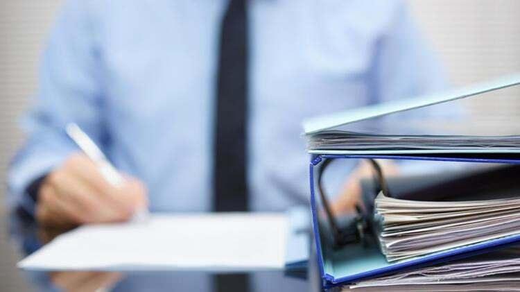 <p>Sulh ve icra davalarında bir dosya için ücret 290 lira iken, iş ve kadastro ile ilgili davalarda 385 lira, asliye hukukta 480 lira, ağır cezada 580 lira, bölge adliye ve idaredeki davalarda 610 lira, Yargıtay ve Danıştay’daki davalarda ise 770 lira. Ancak hakim işin önemine göre bu ücreti takdir yetkisini de kullanarak artırabiliyor. Dosya sayısı uyuşmazlığın yaşandığı alanla paralel değişiyor.</p>