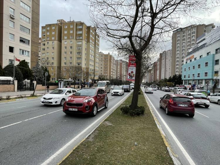 <p>AA muhabirinin T&uuml;rkiye İstatistik Kurumu (T&Uuml;İK) verilerinden derlediği bilgiye g&ouml;re, 2021'de 84 milyon 680 bin 273 kişiye ulaşan T&uuml;rkiye n&uuml;fusunun y&uuml;zde 18,71'inin ikamet ettiği İstanbul, 15 milyon 840 bin 900 kişiyle &uuml;lkenin en kalabalık şehri olmayı s&uuml;rd&uuml;rd&uuml;.</p>
