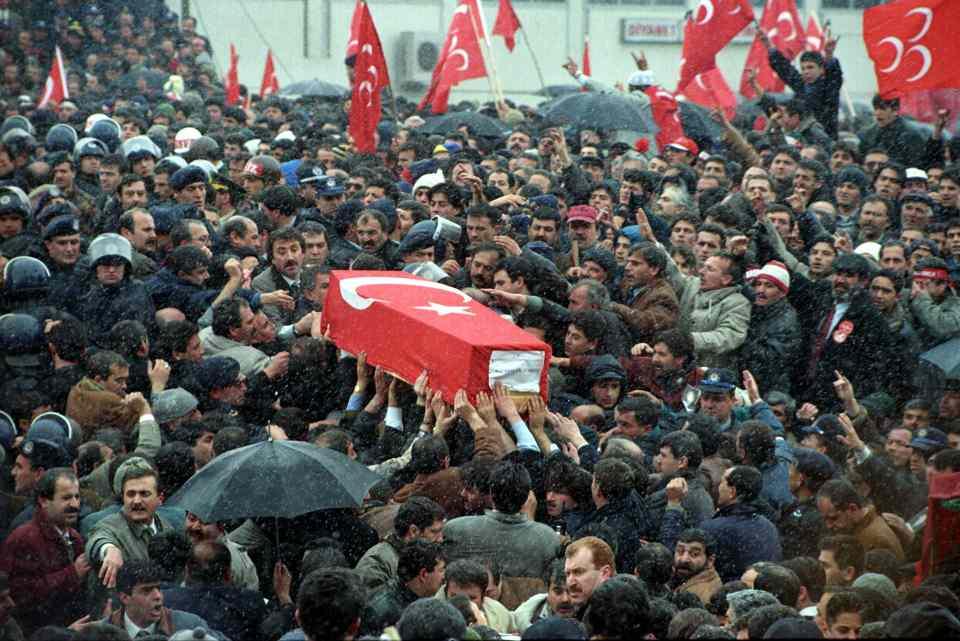 <p>. MHP Genel Başkanı Alparslan Türkeş, 8 Nisan 1997'de düzenlenen cenaze törenine çok sayıda MHP'li katılmıştı.</p>