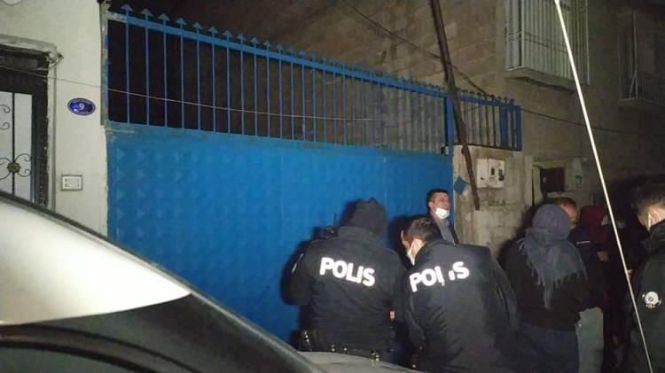 <p>Hayatını kaybeden 3 kişinin cansız bedeni, olay yerinde yapılan incelemenin ardından otopsi yapılmak üzere Gaziantep Adli Tıp Kurumu morguna kaldırıldı. </p>