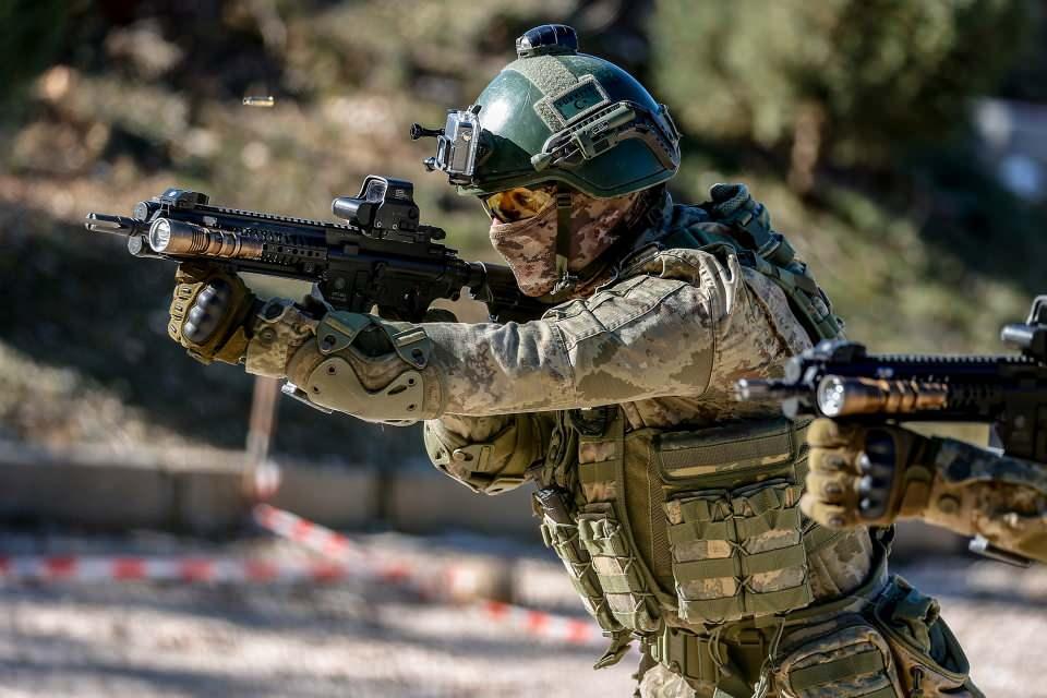 <p>Eğitimlere katılan komandolar, her güne sabah sporu ile başlıyor, yakın dövüş eğitimi alıyor.</p>

<p> </p>
