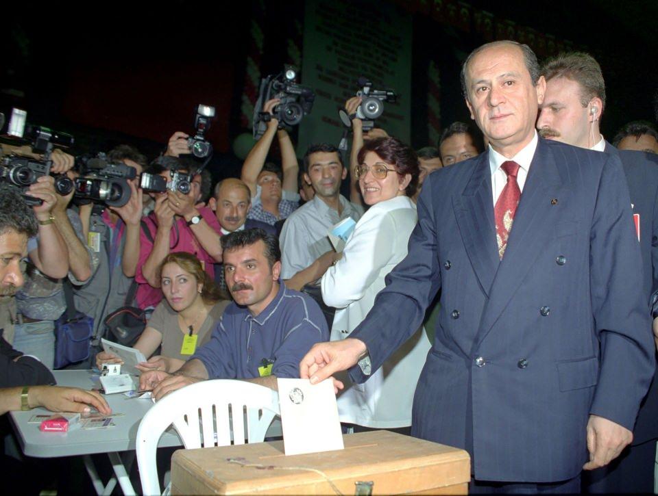 <p><strong> Devlet Bahçeli dönemi</strong></p>

<p>MHP, Bahçeli genel başkanlığında girdiği 1999 genel seçimlerinde yüzde 17,98 oy alarak DSP'nin ardından en çok oy alan ikinci parti oldu ve 129 milletvekili çıkardı.<br />
<br />
FOTOĞRAF: MHP Genel Başkan Adayı Devlet Bahçeli, 6 Temmuz 1997'de düzenlenen MHP 5. Olağanüstü Büyük Kongresi'nde oy kullanmıştı.</p>
