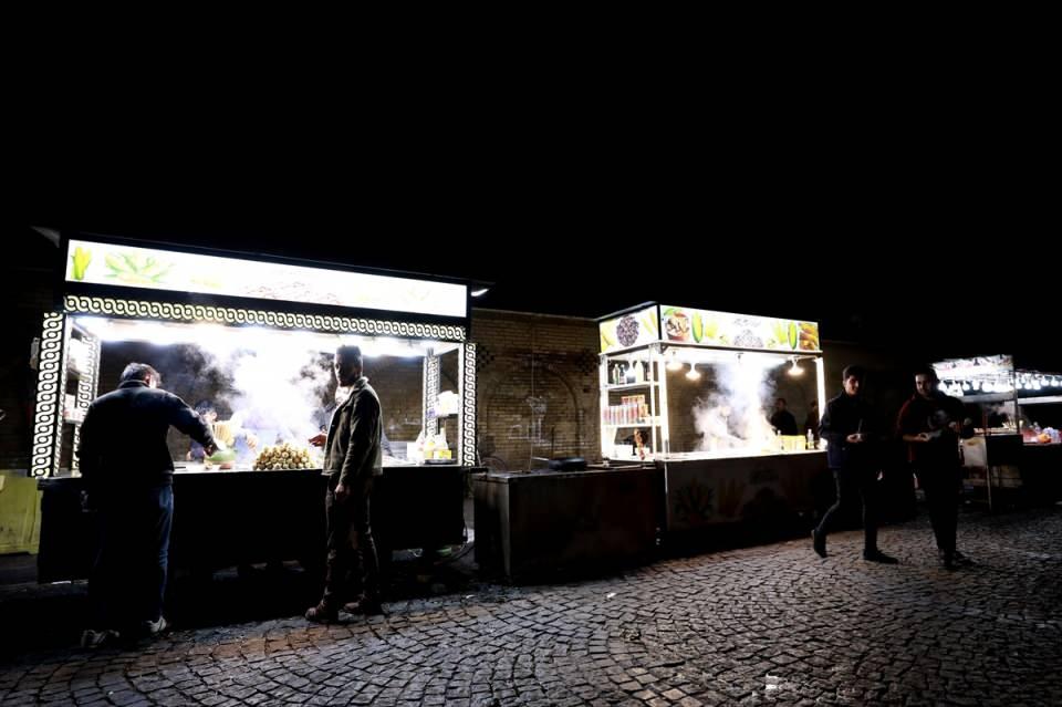 <p>Müşterilerin isteğine göre baklaya çeşitli soslara ek olarak kızartılmış et ve tavuk eti de karıştırdıklarını anlatan Zeynel, bunun özellikle son 4 yıldır popüler olduğuna işaret etti.</p>