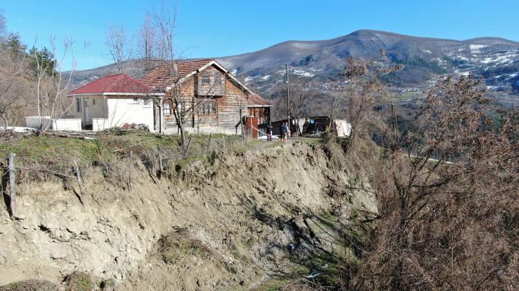 <p>aten 11 Ağustos’ta yaşanan selde burası çökme noktasına gelmişti. En son karda yağınca artık toprak dayanamayarak kopup gitti. Aşağıya giden ağaçlar olduğu gibi yolun kenarında bulunuyordu, şu anda 30 metre aşağıda.</p>
