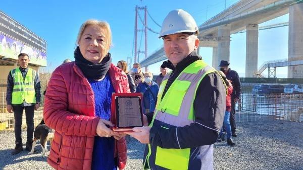 <p>Köprü faaliyete geçtikten sonra işletme firması ve Karayolları Genel Müdürlüğü ile de görüşerek bu barınağı devam ettirmeye çalışacağız. 1915 Çanakkale Köprüsü sadece bir inşaat işi değil, aynı zamanda çevreye karşı sorumlulukları olan bir proje. 1915 Çanakkale Köprüsü çevresinde yaşayan sokak hayvanları için ve diğer canlılar için de çalışma yapılıyor. 1915 Çanakkale Köprüsü tüm sokak hayvanlarının dostu" diye konuştu.</p>