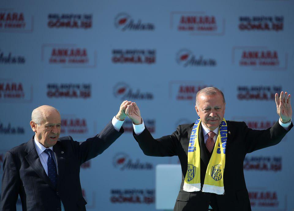 <p>Cumhurbaşkanı ve AK Parti Genel Başkanı Recep Tayyip Erdoğan (sağda) ile MHP Genel Başkanı Devlet Bahçeli (solda), 23 Mart 2019'da Atatürk Kültür Merkezi Hipodrom'da gerçekleştirilen Cumhur İttifakı'nın Büyük Ankara Mitingi'nde vatandaşları selamlamıştı.</p>
