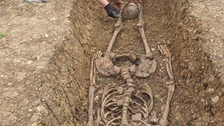 <p>Independent Türkçe’nin aktardığı habere göre; arkeologların bölgedeki büyük mezarlıkta ortaya çıkardığı 425 cesedin yaklaşık 10’da birinin başları kesilmişti. Birçok örnekte kesilen başlar ölülerin bacaklarının arasına ya da ayaklarının yanına yerleştirilmişti.</p>
