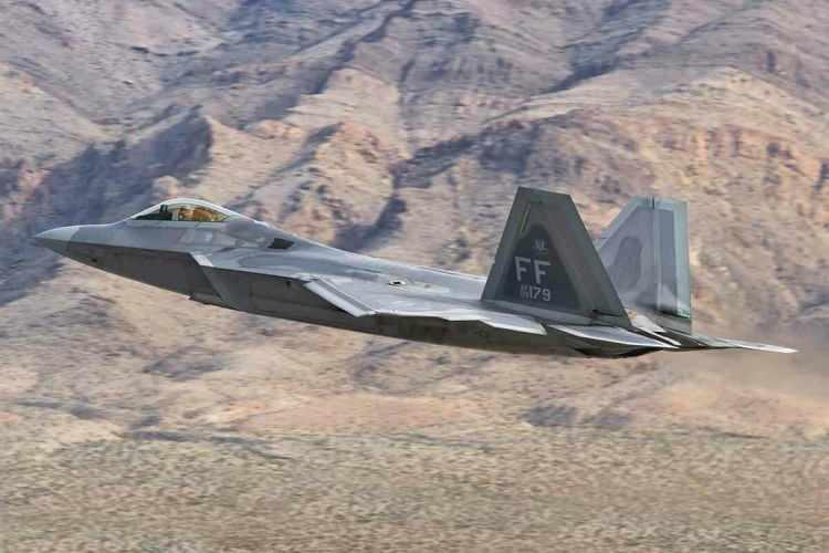 <p><span style="color:#FF0000"><strong>"İŞ BİRLİĞİ DEVAM EDECEK"</strong></span></p>

<p>Gelecekte daha etkili savunma sistemleri geliştirmek i&ccedil;in BAE ile iş birliği yapmaya devam edeceklerini aktaran McKenzie, ABD ile ortaklarının, insansız hava ara&ccedil;ları saldırılarına daha başlamadan onlara karşı koyabilecek &ouml;zellikte savunma teknolojileri geliştirmek i&ccedil;in &ccedil;aba sarf ettiklerini kaydetti.</p>
