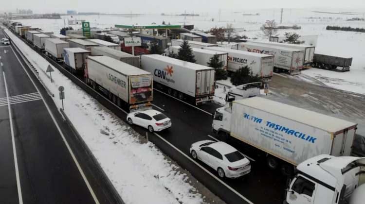 <p>Yolda kalan ve tesislere çekilen araçlara kumanya dağıtımı yapıldı. Tesislerde kalan şehirlerarası yolculuk yapan otobüslerde bulunan yolcular da polis ekipleri tarafından bölgedeki yurtlara yönlendirildi.</p>