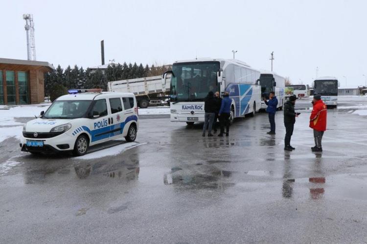 <p><strong>“Allah devletimize zeval vermesin”</strong></p>
<p>Erzurum’dan Antalya’ya yolcu götüren şehirlerarası yolcu otobüsü şoförü Yakup Sabri (47), “Allah devletimize zeval vermesin. Şu anda bizi yurda götürüp yerleştirecekler. Mağduriyetimizi yol açılana kadar gideriyorlar. Yol açılana kadar bekleyeceğiz. Biz Erzurum’dan Antalya’yagidiyoruz. 12 saattir buradayız. Gece 10’dan beri burada bekliyoruz. Artık yapacak bir şey yok, doğal afet. Polisler geldi. Emniyet müdürümüz de geldi. Şimdi bizi yurda yerleştirecekler. Yol açılınca tekrar yolumuza devam edeceğiz” dedi.</p>