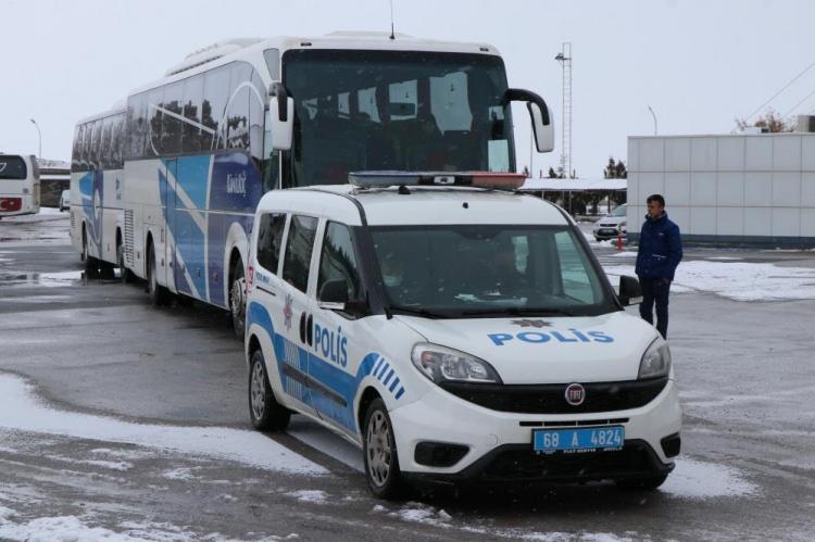 <p>Tır sürücüleri ise yollar kapandığı için beklediklerini belirterek, “Yapacak bir şey yok. Açılana kadar bekleyeceğiz. Devletimiz sağ olsun gerekli yardımları yapıyor” dedi.</p>