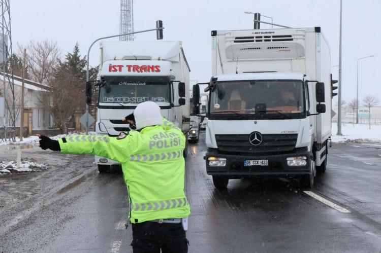 <p>Kent genelinde kar yağışı ve tipi devam ediyor.</p>

<p> </p>
