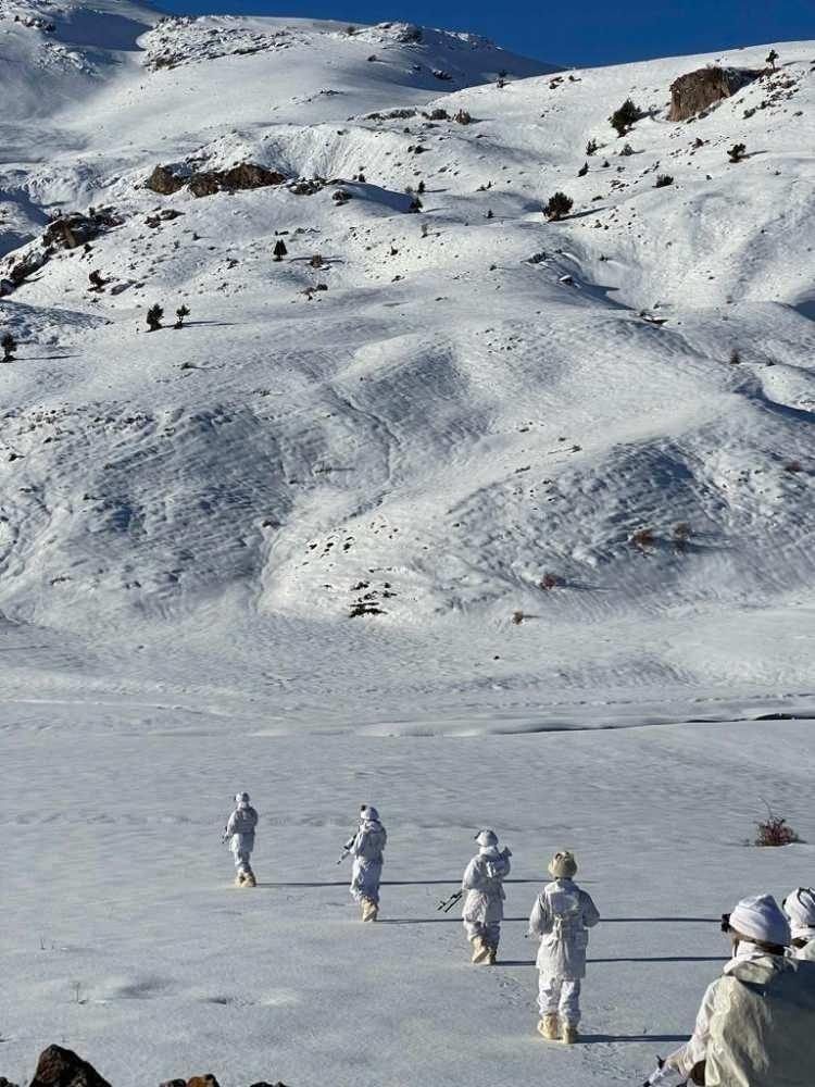 <p>Operasyonda; jandarma komando, jandarma özel harekat, polis özel harekat ve güvenlik korucu timlerinden oluşan 545 personel görev aldı. </p>
