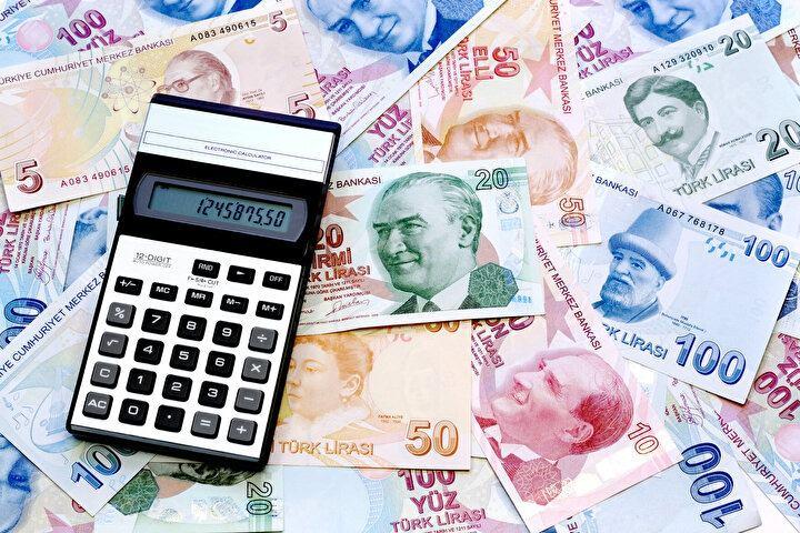 <p>5. Emeklilik öne alınıyor mu?</p>
<p>Yılını ve yaşını doldurmuş bir anne, primi eksikse bu süreleri çalışarak tamamlar. Örneğin; 2160 gün primi eksikse ve 3 doğumu varsa 6 yıl çalışıp prim ödemesi gerekir. Ancak doğum borçlanması sayesinde 6 yıllık primi toptan öder ve 6 yıl beklemeden emekli olabilir. Onun dışında doğum borçlanması işe giriş tarihini ya da yaş şartını geri çekmez.</p>