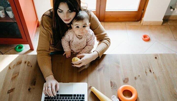<p>8. Ne kadar ödeniyor? Doğum borçlanmasında en düşük ve en yüksek tutarlar brüt asgari ücret üzerinden hesaplanıyor. En az tutar aylık olarak brüt asgari ücretin yüzde 32'si kadar oluyor. Bu da bu yıl için bin 601 lira 40 kuruş. Yani bu yıl 1 aylık borçlanma için en az bin 601 lira ödenmesi gerekiyor. Üst limit ise bunun 7.5 katı. 9. Evlat edinen de yararlanır mı? 2 yaşını doldurmamış çocuğu evlat edinen kadın sigortalılar da doğum borçlanması yapabilir. Ayrıca evlat edinilen çocuğu doğuran annenin de doğum borçlanması yapma hakkı bulunmakta. Evlat edinilen çocuğu doğuran anne doğumdan evlatlık verildiği süreye kadar geçen 2 yılı borçlanabilir. Evlat edinen anne ise çocuğu evlat edindiği tarihten doğumdan sonraki 2 yıllık sürenin dolduğu tarihe kadar olan süreyi borçlanabilir.</p>