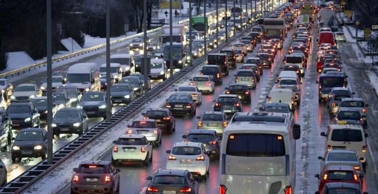 <p>Dünya çapında trafik sıkışıklığını ölçen bir navigasyon şirketi tarafından yapılan yeni çalışmada, dünyadaki 404 şehrin 2021 yılına ait trafik sıkışıklığı yoğunlukları paylaşıldı. İstanbul, dünyada trafiği en sıkışık şehir olurken, megakentte bir sürücünün yılda ortalama 142 saatini yollarda vakit geçirdiği belirtildi.</p>

<p> </p>
