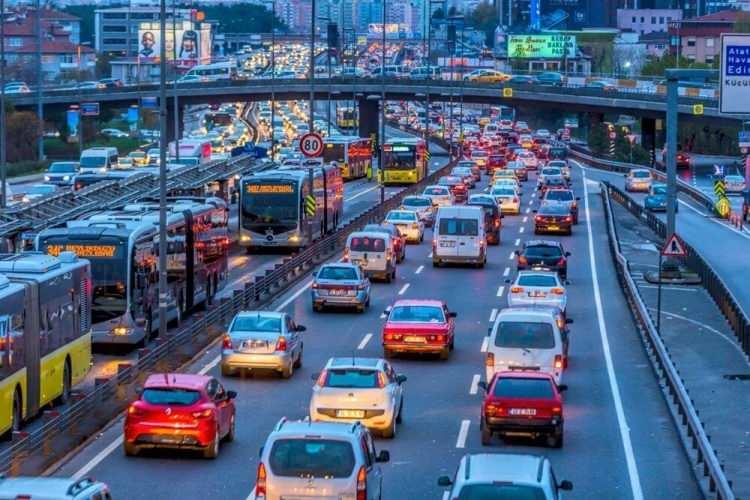 <p>Çalışmada, araç trafiğindeki düşüşün trafik sıkışıklığını dünyada ortalama yüzde 19 azalttığı aktarılırken, verilerde 2021'de insanların farklı zamanlarda seyahat ettiğinin tespit edildiği bildirildi.</p>

<p> </p>
