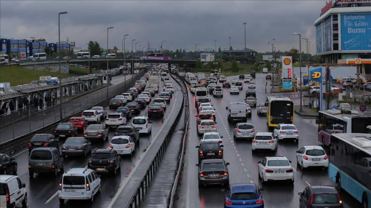 <p>Şirket, Türkiye'nin en büyük şehrinin ortalama yüzde 62'lik bir tıkanıklık seviyesine sahip olduğunu söylerken, bunun ortalama yolculuk sürelerine daha da fazla olarak yansıdığını aktardı.</p>
<p> </p>