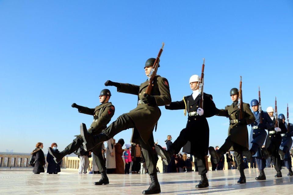 <p><strong>'DİKSİYONUNUN DÜZGÜN OLMASI GEREKİYOR'</strong></p>

<p>Hava Piyade Üsteğmen Murat Yıldız, "Anıtkabir Komutanlığı’nda görev yapacak olan erbaş ve erlerimiz Kara, Deniz ve Hava Kuvvetleri’nin eğitim birliklerinden, Anıtkabir Komutanlığında görevli rütbeli personel tarafından seçilmektedir. </p>
