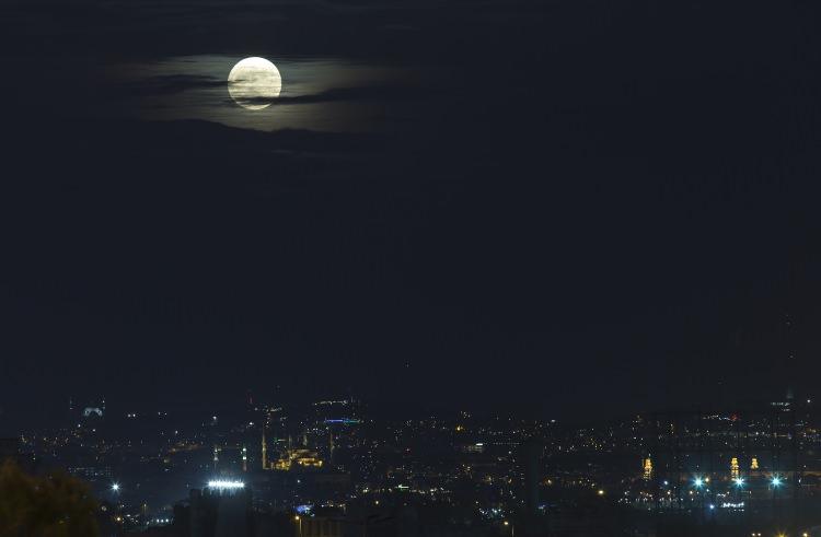 <p>- N&Uuml;FUSU 8 YILDA 2 KATTAN FAZLA ARTTI</p>

<p>Adnan Kahveci Mahallesi Muhtarı Seyhan Topaloğlu, AA muhabirine yaptığı a&ccedil;ıklamada, ge&ccedil;en yıl mahallenin n&uuml;fusunun 2020'ye g&ouml;re 10 bin kişiden fazla arttığını belirterek, y&uuml;ksek katlı sitelerin bulunduğu mahalleye gelenlerin de rahat yaşadığını s&ouml;yledi.</p>
