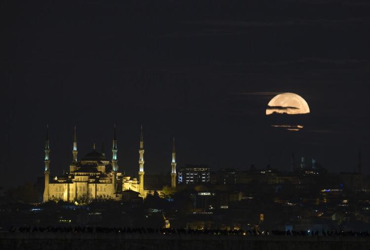 <p>Topaloğlu, bu mahalleye sonradan yerleşen vatandaşların Etiler, Bebek, Sarıyer, &Uuml;mraniye, Bah&ccedil;elievler ve Atak&ouml;y'den geldiğini dile getirerek, yeşil alanları bulunduğu, otopark sıkıntısı yaşanmadığı ve sakin bir yer olduğu i&ccedil;in tercih edildiğini anlattı.</p>

<p>Topaloğlu, n&uuml;fus a&ccedil;ısından Ardahan, Tunceli ve Bayburt'u geride bırakan, İstanbul'daki 3 il&ccedil;eden daha kalabalık olan mahallede muhtarlık yaptığı i&ccedil;in gurur duyduğunu belirterek, mahallenin n&uuml;fusunun 8 yılda iki kattan fazla arttığını kaydetti.</p>
