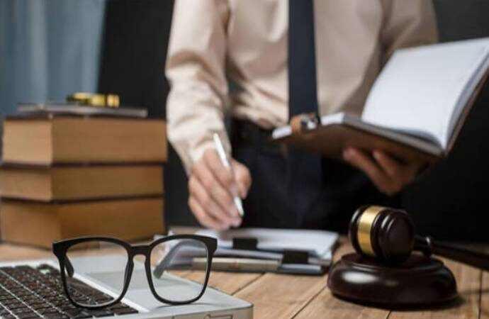 <p> 2022 yılı ‘bilirkişilik başvuru ilanına’ göre bilirkişi listesindeki kaydının yenilenmesini talep edenlerin, yeni dönemde kayıtlı olmak istedikleri uzmanlık alanlarını da seçerek taleplerini ‘yenileme talebi gönderme’ menüsünden göndermeleri şart. ‘Bölge kuruluna evrak gönder’ menüsünden gönderilen yenileme talepleri dikkate alınmayacak.</p>