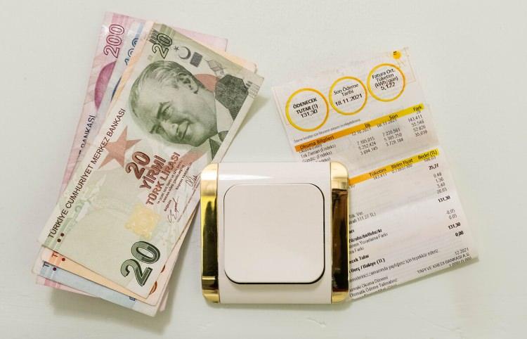 <p>Fertelli, 1 Şubat 2022 tarihli yeni düzenleme ile meskenlerde 3 zaman dilimine bölündüğünü ve her dilim için ayrı elektrik fiyatı uygulandığını da hatırlattı. </p>