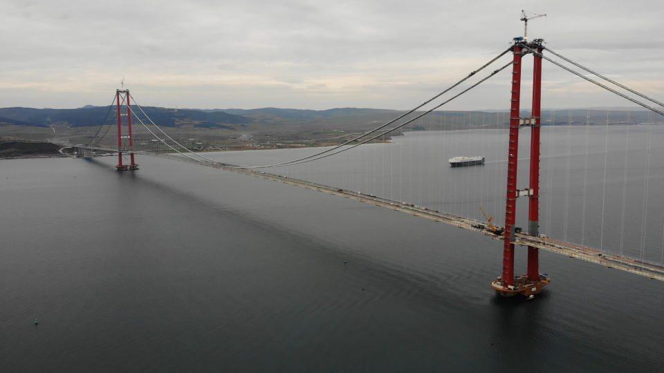 <p><strong>18 Mart Çanakkale Deniz Zaferi’ni simgeleyecek</strong><br />
<br />
Dünyanın en büyük asma köprüsü unvanına da sahip olan köprünün ayakları 318 metrelik yüksekliğiyle 18 Mart Çanakkale Deniz Zaferi’ni simgeliyor. Cumhurbaşkanı Recep Tayyip Erdoğan tarafından 18 Mart 2017’de temeli atılan ve Çanakkale’nin Lapseki ilçesine bağlı Şekerkaya ile Gelibolu’nun Sütlüce mevkii arasında yapımı süren 1915 Çanakkale Köprüsü’nün ayakları 16 Mayıs Cumartesi günü Cumhurbaşkanı Recep Tayyip Erdoğan’ın video konferansla katıldığı törenle tamamlanmış ve 32 bloktan oluşan köprünün ayak yüksekliği 318 metreye ulaşmıştı.</p>
