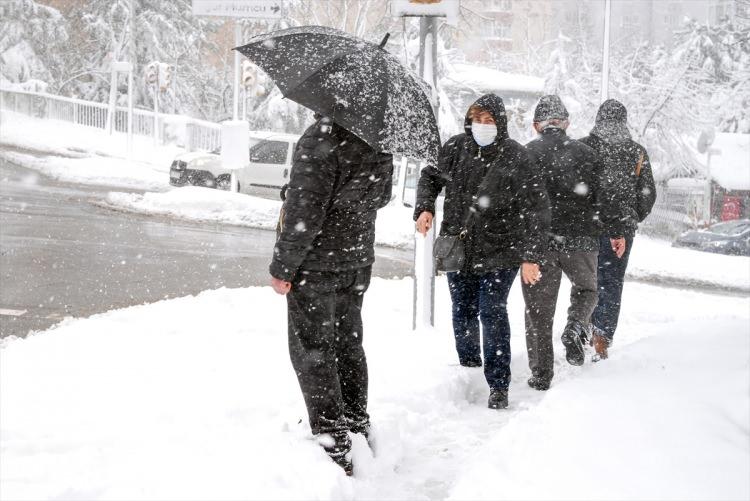 <p><strong>GÜMÜŞHANE</strong></p>

<p>Gümüşhane’de dün akşam saatlerinde başlayan etkili kar yağışı nedeniyle Merkez, Kelkit, Şiran, ve Köse ilçelerindeki tüm okullar 10 Şubat Perşembe günü bir süreyle tatil edildi.</p>

<p>Gümüşhane Valiliğinden yapılan duyuruda il genelinde yoğun kar yağışı, kuvvetli buzlanma ve don olayının sağlık, ulaşım gibi olumsuz etkilerinin olabileceği değerlendirildiğinden Merkez, Kelkit, Şiran, Köse ilçelerinde Milli Eğitim Bakanlığına bağlı her derece ve türdeki resmi, özel, örgün ve yaygın eğitim kurumları ile özel eğitim ve rehabilitasyon merkezlerinin 10 Şubat Perşembe günü bir gün süre ile tatil edildiği kaydedildi.<br />
Duyuruda ayrıca bahse konu günde engelli ve hamile kamu personelinin idari izinli sayılacağı kaydedildi, yoğun buzlanmadan dolayı trafiğe çıkacak vatandaşların da dikkatli olmaları istendi.</p>

