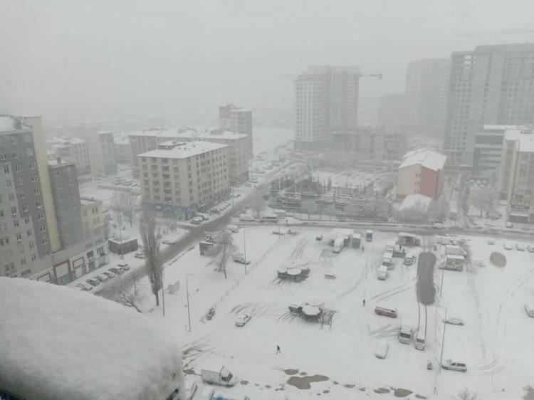 <p><strong>KAYSERİ</strong></p>

<p>Kayseri'de kar yağışı nedeniyle 3 ilçede okullar tatil edilirken, 3 ilçede ise taşımalı eğitime ara verildi.</p>

<p>Kayseri'de etkisini gösteren kar yağışı hayatı olumsuz etkiledi. Gece boyunca devam yağış sonrasında Yahyalı, Hacılar ve İncesu ilçelerinde eğitime 1 gün ara verilirken, Özvatan, Sarız ve Pınarbaşı ilçelerinde ise taşımalı eğitime 1 gün ara verildi.</p>
