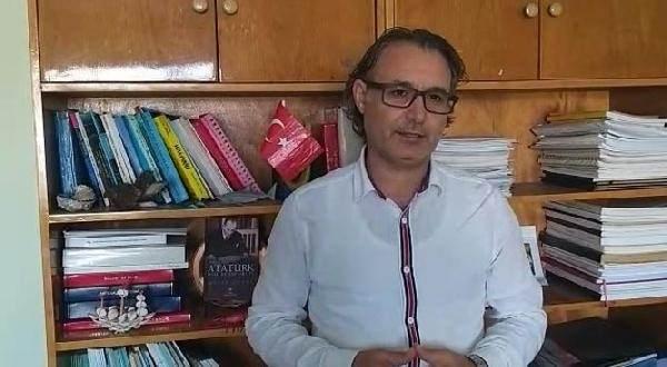 <p>'AKINTIYA KAPILIRLARSA KIYIDA GÖRÜLEBİLİR'İskenderun Teknik Üniversitesi Deniz Bilimleri ve Teknolojisi Fakültesi Öğretim Üyesi Prof. Dr. Tahir Özcan, giriş ve çıkış olmak üzere iki akıntı sisteminin olması nedeniyle İskenderun Körfezi'nde denizanalarının akıntıya kapılmaları durumunda kıyılarda da görülebileceğini belirtti. Prof. Dr. Özcan, belirli dönemlerde denizanalarının sayıca fazla gözlendiğine dikkat çekti.</p>
