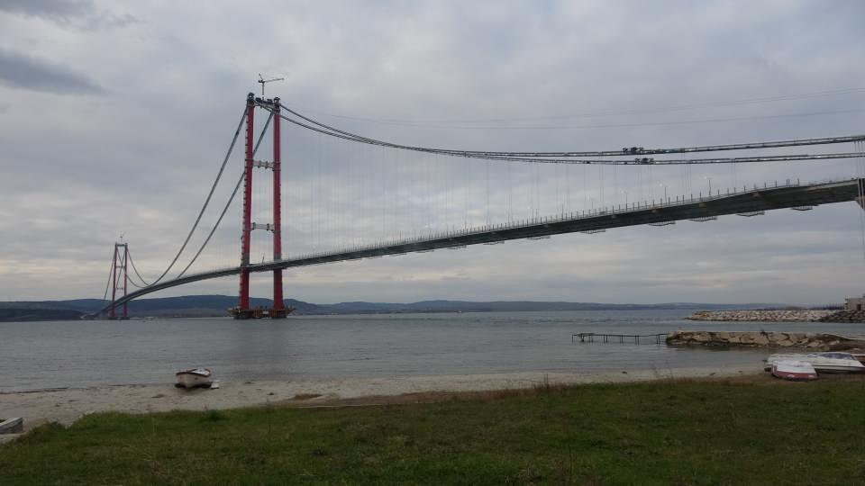<p><strong>İstanbul Boğazı geçişine yeni bir alternatif oluşacak</strong><br />
<br />
İstanbul’un, Avrupa ve Anadolu arasında üstlendiği ağır transit trafik yükü hafifleyecek. Batı Anadolu boyunca halen İstanbul merkezli Batı-Doğu aksı üzerinde yoğunlaşan trafik yükü Marmara Denizi’nin batı kıyısından güney yönüne doğru dengelenecek. Çanakkale Boğazı’nı geçmek için bayram ve tatil dönemlerinde saatlerce sürebilen feribot bekleme süreleri ile yaklaşık 1,5 saat ile 5 saat arasında süren seyahat süresi, altı dakikaya inmiş olacak.</p>
