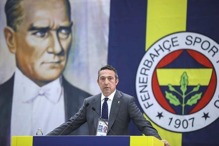 <p>Süper Lig'de Kadıköy'de ligde Başakşehir'e ve daha sonra kupada Kayserispor'a mağlup olan Fenerbahçe'de taraftar yönetime ve oyunculara öfkeli. Ara transfer döneminde de sessiz kalan Sarı-Lacivertli takımda 8 oyuncu ile yollar ayrılıyor.</p>
