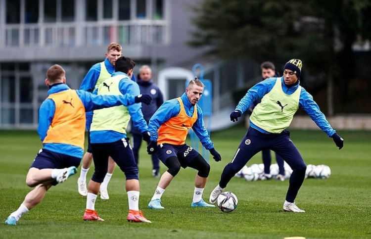<p>Fenerbahçe'de performansından memnun olunmayan tam 8 futbolcu ile yollar ayrılıyor. Deneyimli teknik adam İsmail Kartal listeyi yönetime sundu. İşte takımda bileti kesilen oyuncular…</p>