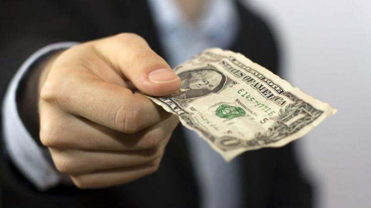 <p>Son yıllarda para ve sermaye piyasalarına yeni yabancı girişi olmazken doğrudan yabancı girişi de oldukça azaldı. Kısacası döviz arzında raconu yerli yatırımcı kesiyor. </p>