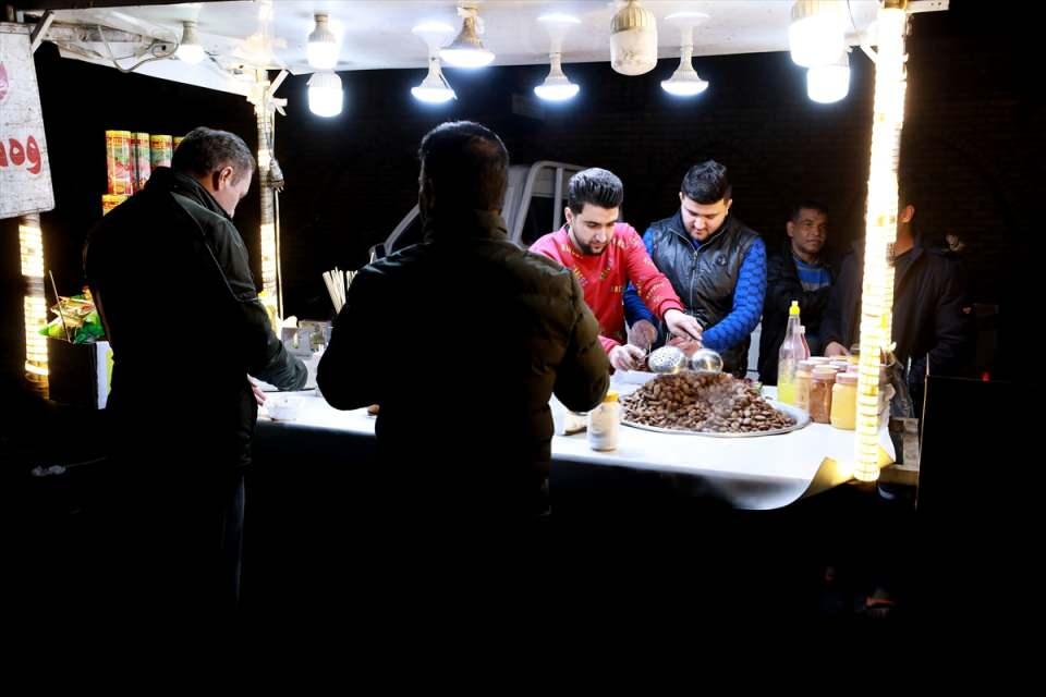 <p>Zeynel, AA muhabirine yaptığı açıklamada, bir gün önceden şalgamın hurma pekmeziyle birlikte hazırlandığını, normalde beyaz olan şalgamın böylelikle renginin de koyulaştığını anlattı.</p>
<p> </p>