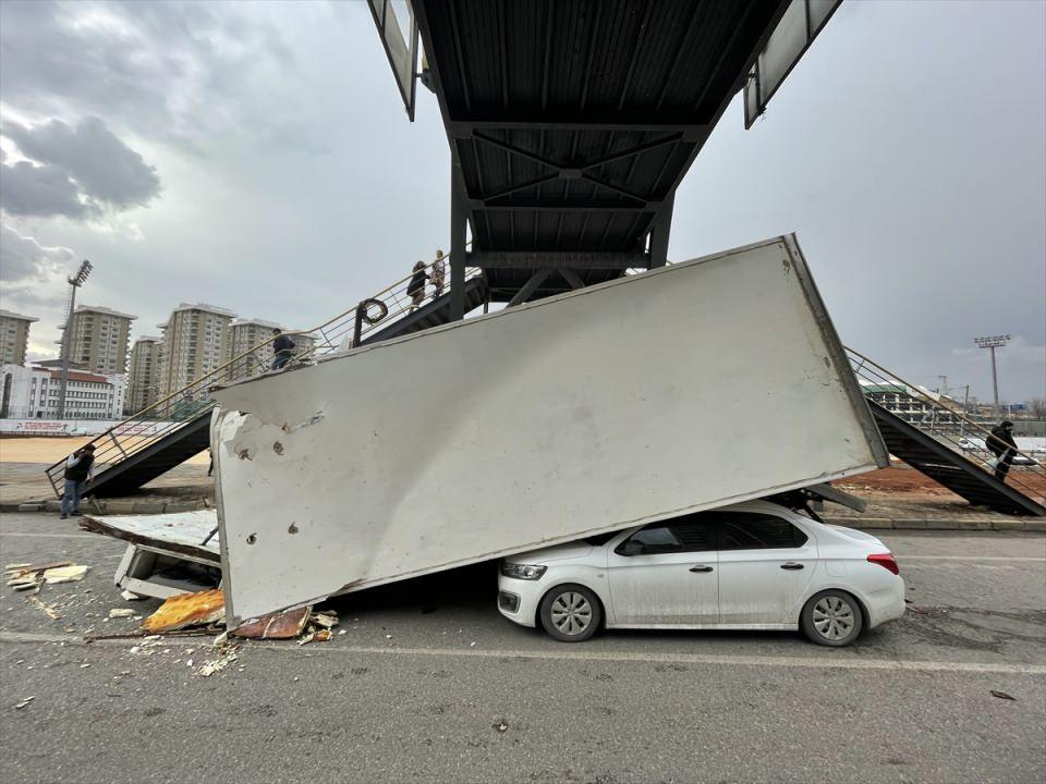 <p>Yıkılan dorse, kamyonu sollayan Semir Hatlan'ın kullandığı 27 ACU 919 plakalı otomobilin üzerine devrildi.</p>

<p> </p>
