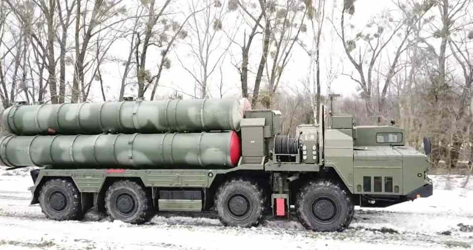<p><strong>İKİ ÜLKE ARASINDA ‘BİRLİK DEVLETİ’ ANLAŞMASI</strong></p>

<p>Kasım 2021’in ilk günlerinde, Rusya Devlet Başkanı Vladimir Putin ve Belarus Devlet Başkanı Aleksandr Lukaşenko arasında, iki ülkenin ekonomi ve askeri alanlarda üzere işbirliğinin derinleştirilmesini öngören anlaşma imzalanmıştı. </p>
