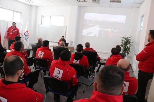 <p>Şevki Uyar, arama- kurtarma çalışmalarında İHA’yı kullanmak istediklerini belirterek, “Kızılay olarak her şartta operasyon yapıyoruz. Hem insani yardım operasyonlarımız ve hem diğer operasyonlarımızı sürdürüyoruz. </p>
