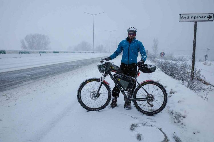 <p> İnen araçların temkinli davranması ve yoğun trafiğin oluşmasından dolayı buzlu yolda Uludağ'dan iniş düşüncesinden vazgeçtiklerini dile getiren Güler, "Oteller Bölgesi'ne ulaşınca jandarmaya durumu anlattık. Tur otobüsleri ile görüşüp aşağıya indik" dedi.</p>