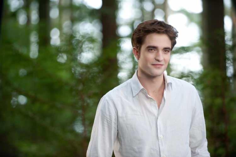 <p><strong>35 yaşındaki Robert Pattinson, Alacakaranlık serisiyle hafızalara kazınmıştı. Şimdilerde karşımıza The Batman filmiyle çıkmaya hazırlanan Pattinson, GQ dergisinin kapak fotoğrafı oldu. Ünlü oyuncunun yeni imajı hayranlarını şaşırttı. </strong></p>
