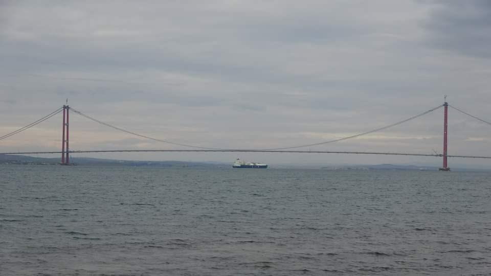 <p><strong>Avrupa’dan Türkiye’nin güneybatısına kesintisiz erişim</strong><br />
<br />
Toplam 324 kilometrelik uzunluğa sahip olan Kınalı-Tekirdağ-Çanakkale-Savaştepe Otoyolu Projesinin 4,6 kilometrelik kısmını 1915 Çanakkale Köprüsü, 83,4 kilometrelik kısmını ise Malkara-Çanakkale arasındaki otoyol oluşturuyor. Proje Malkara yerleşiminin güneyinden ve Şarköy ilçesinin batısından geçtikten sonra güneybatıya yönelerek Evreşe ilçesinin doğusundan Gelibolu Yarımadası’na ulaşacak. Gelibolu’nun kuzeyinden geçerek ilerleyen otoyol, Sütlüce - Şekerkaya mevkileri arasında yer alan 1915 Çanakkale Köprüsü ile Lapseki ilçesi Şekerkaya mevki'ine ulaşacak. 1915 Çanakkale Köprüsü’nün tamamlanmasıyla, Marmara Bölgesi ile Kuzey Ege’yi birbirine bağlayacak. Kınalı- Tekirdağ- Çanakkale- Savaştepe Otoyolu Projesi’nin bitmesiyle de Avrupa’dan Türkiye’nin Güneybatısındaki endüstriyel bölgelere kesintisiz erişim sağlanmış olacak.</p>
