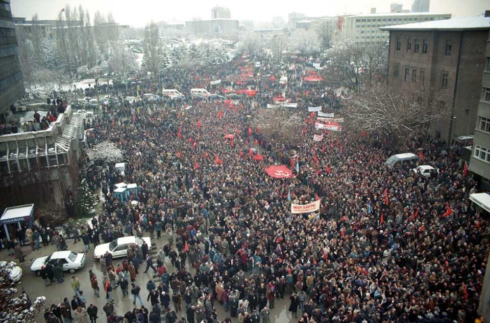 <p>MHP Genel Başkanı Alparslan Türkeş'in 8 Nisan 1997'de düzenlenen cenaze törenine çok sayıda MHP'li katılmıştı</p>
