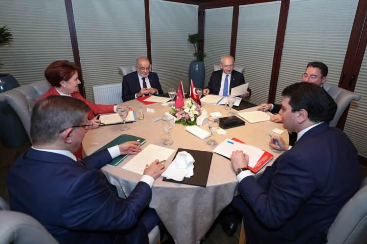 <p>CHP Genel Başkanı Kemal Kılıçdaroğlu'nun çağrısı üzerine 6 muhalefet partisinin temsilcileri bir araya geldi. Sosyal medyada ise buluşma sonrası fotoğraflara yapılan capsler gündem oldu.</p>
