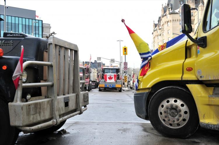 <p>Ottawa Polis Şefi Yardımcısı Steve Bell, basına yaptığı açıklamada, şehir merkezinde park etmiş 400 kadar kamyonun yaklaşık dörtte birinin içinde çocukların da yaşadığını ve onların güvenliğinden endişe duyduklarını söyledi.</p>
